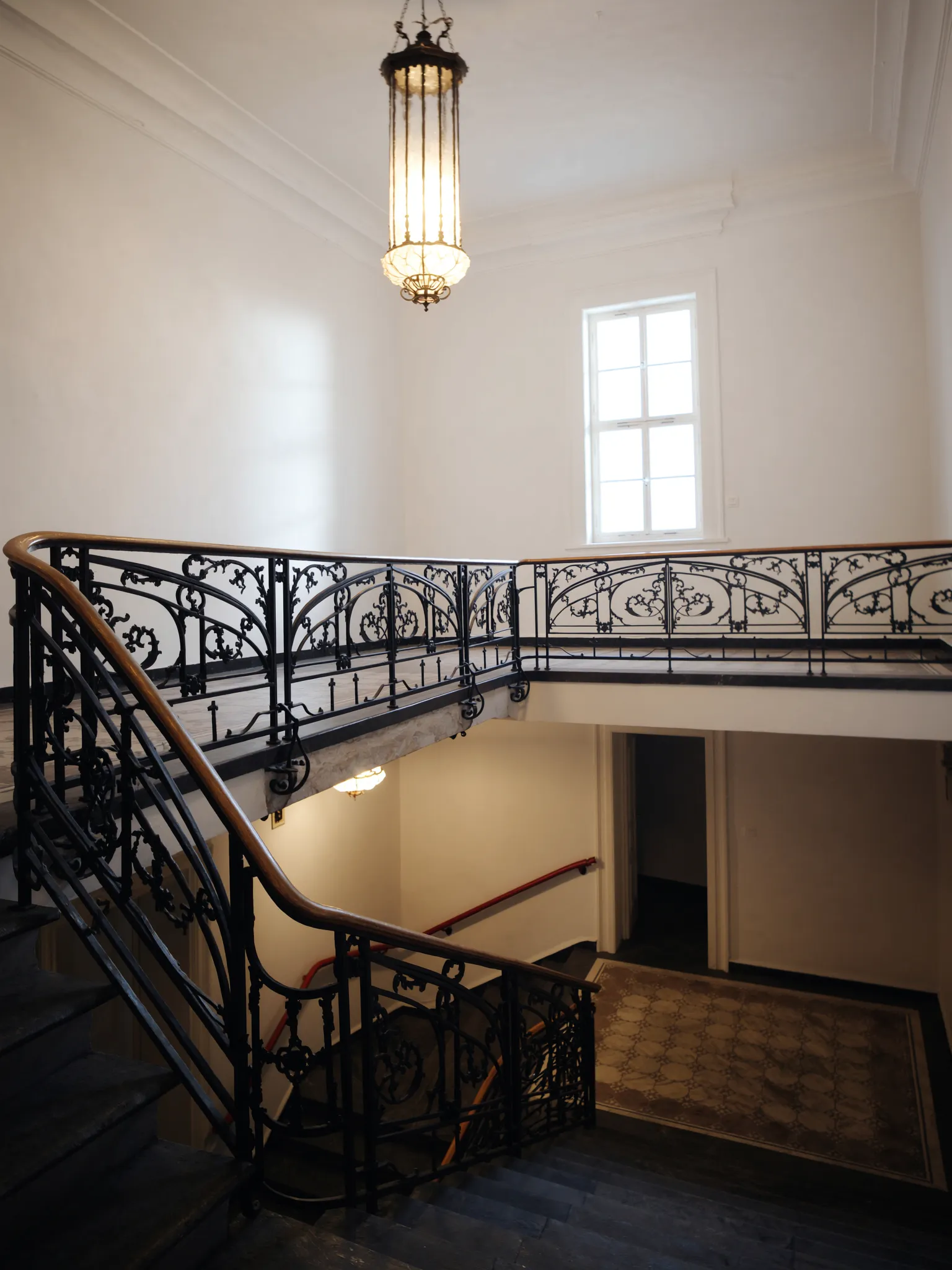 Stiegenhausreinigung. Vom Eingang bis ins Dach — jedes Detail.